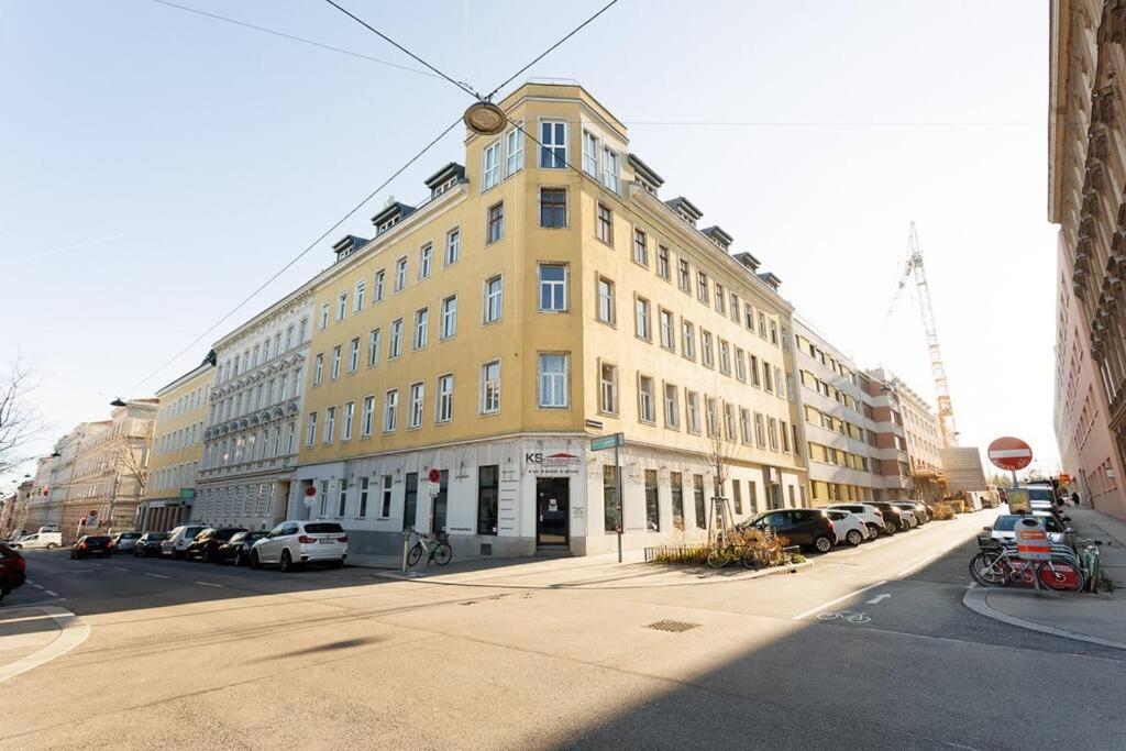 Urban Capsule Apartment - Near Mariahilfer Strasse Виена Екстериор снимка